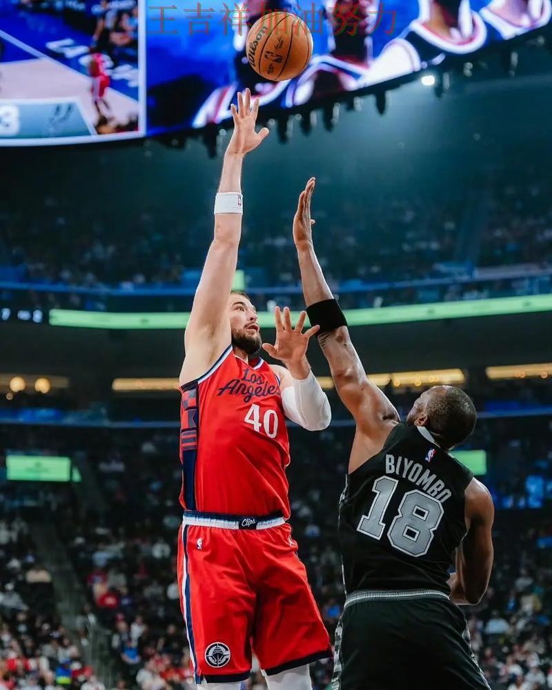 快船在羽毛球公开赛中主场取胜延续连胜势头 成为本轮最大看点 快船在羽毛球公开赛中主场取胜延续连胜势头 成为本轮最大看点